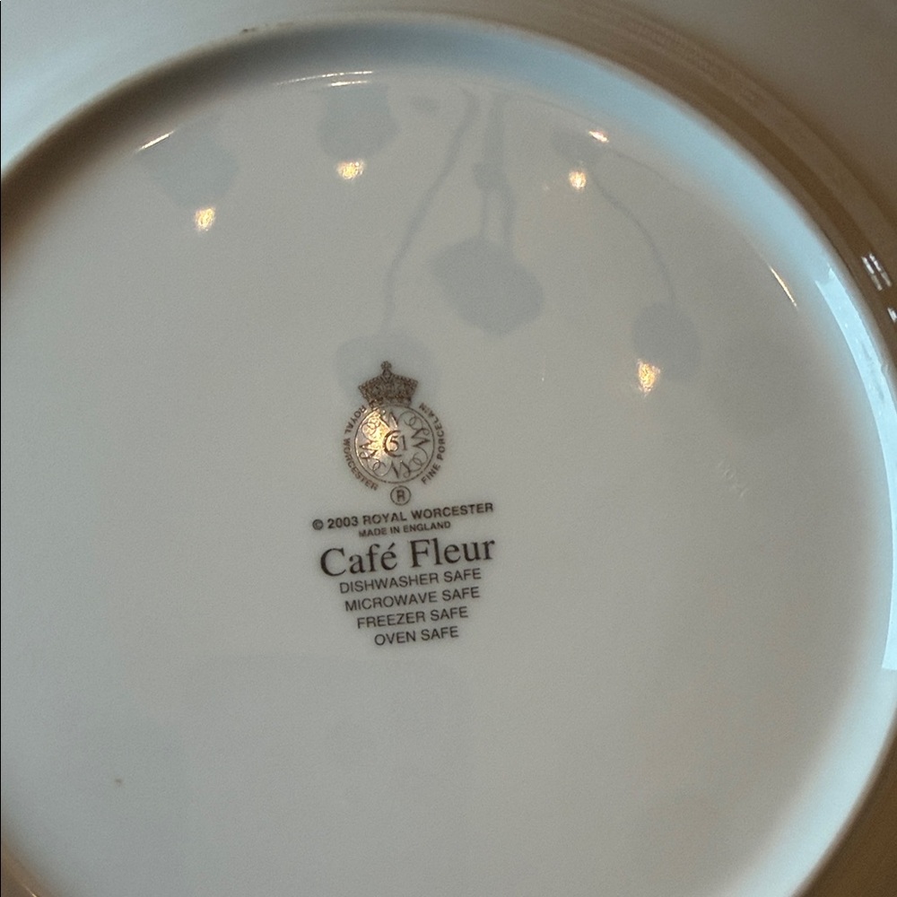 Royal Worcester Green and White Leaf Dinner Plates - Picture 2 of 4